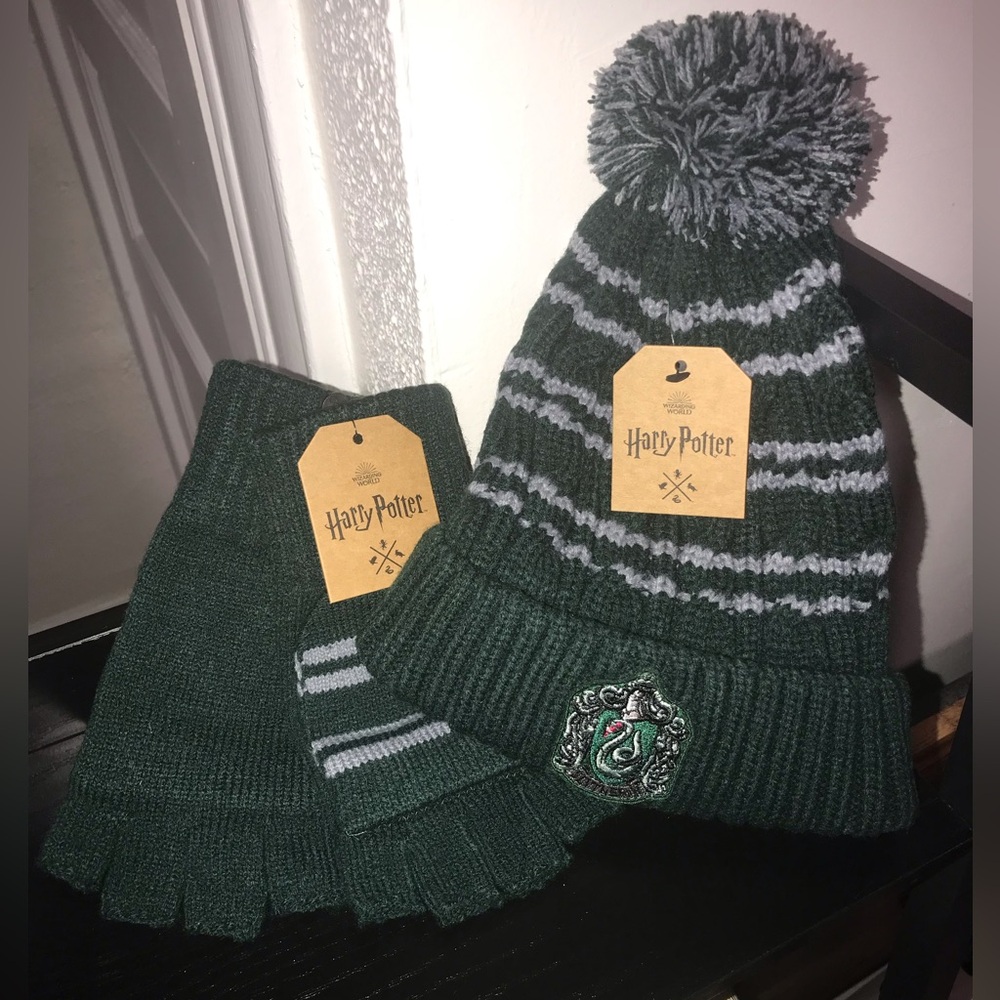 Slytherin Green and Gray Beanie and Gloves Set